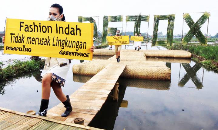 Fashion Show dikawasan tercemar Limbah tekstil-Green Peace