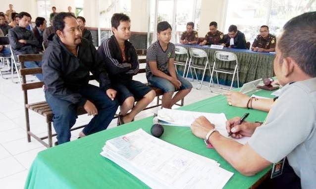 Denda Tidak Buat PKL Kapok PKL Ikuti Sidang Yustisi