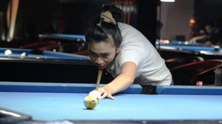 INCAR LUBANG: Pebiliar putri berkonsentrasi dalam seleksi menuju pelatiah jelang PON XIX mendatang. Level pebiliar putri masih jauh dari putra.