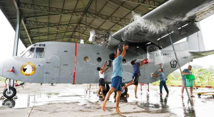 Alutsista Indonesia Harus Canggih Pembersihan-Alutsista-Penerbangan-TNI-AL-jawa - bandung ekspres