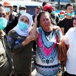 AMRI RACHMAN DZULFIKRI/BANDUNG EKSPRES SEDIH: Seorang warga tidak kuasa melihat rumahnya dibongkar di Kiaracondong kemarin (3/8). Lahan tersebut akan digunakan untuk pembuatan hutan kota, apartemen serta pusat perbelanjaan.