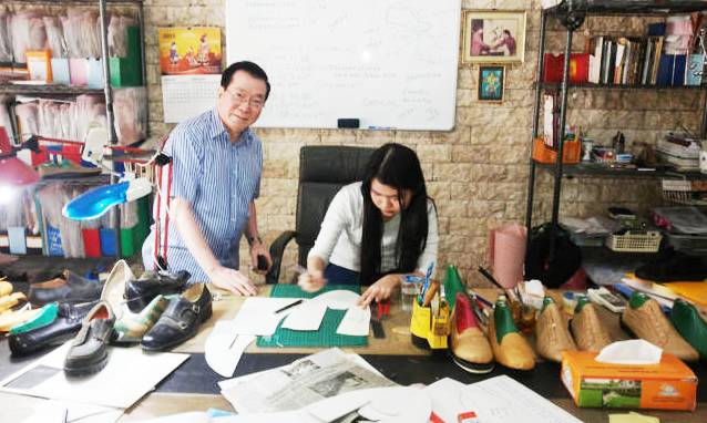 Imbau Pakai Produk Lokal Pembuatan Sepatu