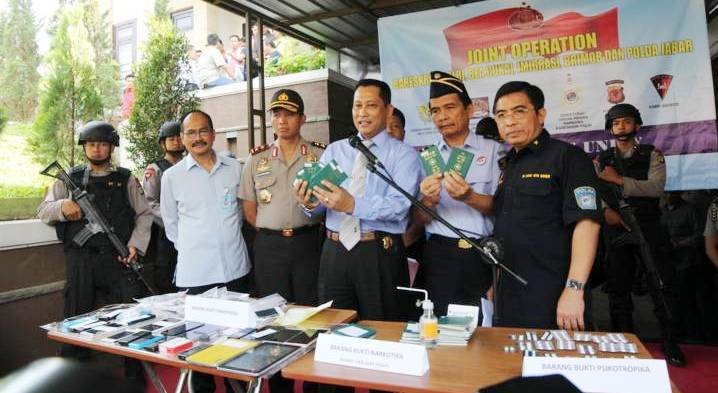 Penggerebegan rumah jaringan narkoba dan cyber crime