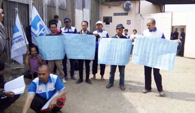 Aksi Mogok Kerja PT Sumber Mekar Tekstil Industri (SMTI)