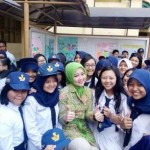 Bu Atalia Kamil bersama Siswa SMP