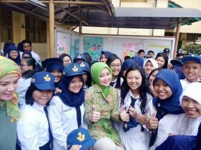 Bu Atalia Kamil bersama Siswa SMP