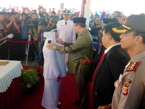 Bupati Minta Kades Terpilih Amanah Kelola Anggaran Desa Bupati Minta Kades Terpilih Amanah Kelola Anggaran Desa