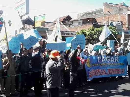 1000 Honorer Garut Kepung Jakarta