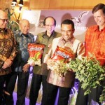 ULANG TAHUN: Chairman GarudaFood Group Sudhamek AWS menunjukan tanaman kacang saat ulang tahun perusahaan ke 25 di Jakarta