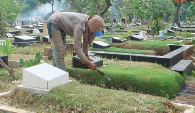 Tembok Sekolah Timpa Makam Makam