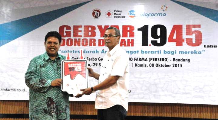 Bio Farma Serahkan 1.945 Labu Darah kepada PMI Kota Bandung Bio Farma