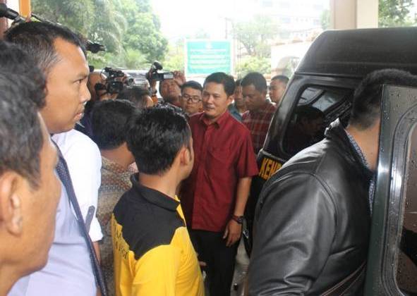 LSM Pertanyakan Sikap Ade Irawan Bupati Sumedang Ade Irawan ditahan karena dugaan korupsi perjalanan dinas DPRD Cimahi -