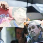 AKSI PROTES: Gerakan Ganyang Mafia Hukum (GGMHI) membakar foto Gayus Tambunan di depan Lapas Klas 1 Sukamiskin, Jalan A.H. Nasution, Kota Bandung, Selasa (22/9) lalu.