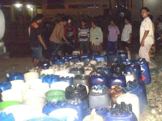 Fraksi PDIP Bagi-bagi Air Bersih Fraksi PDIP