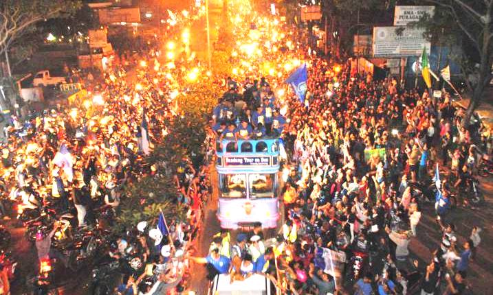 Ribuan Bobotoh Sambut Sang Jawara Kedatangan Tim Persib