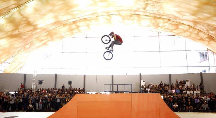 Taufan saat melakukan truk no handler