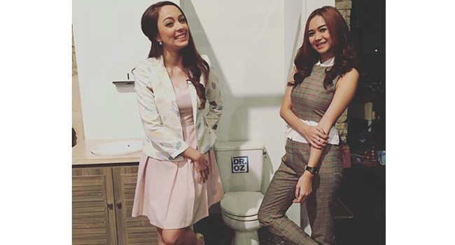 Lihat Nih Pose Aura Kasih Foto di Toilet