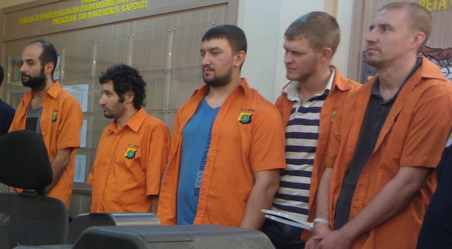 Bule-Bule Penipu di Dunia Maya Ini Bergaji Minimal Rp 10 Juta