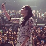 Serunya! Raisa Selfie Manis dengan Penonton usai Konser