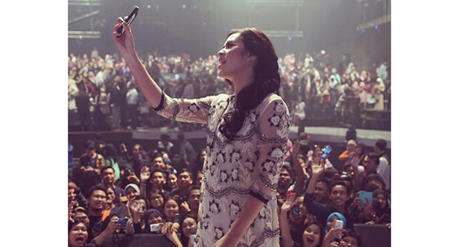 Serunya! Raisa Selfie Manis dengan Penonton usai Konser