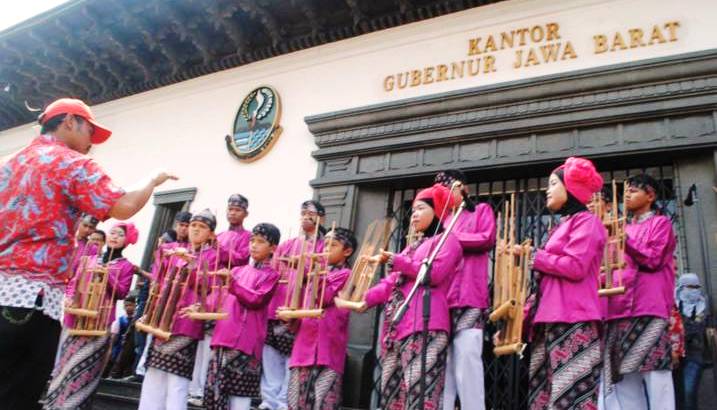 ANGKLUNG