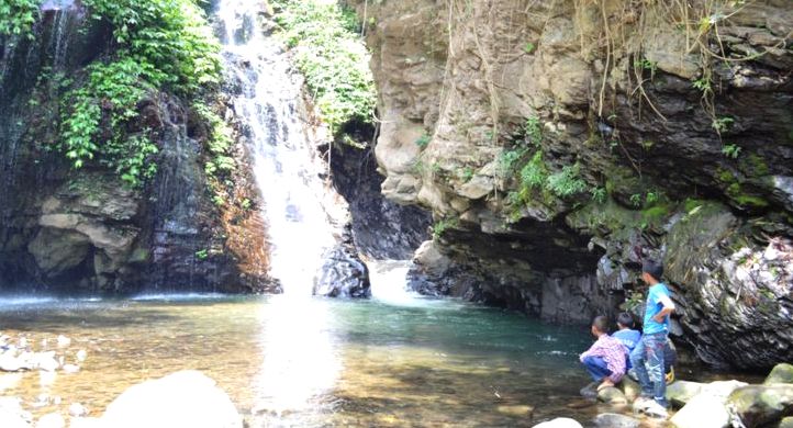 ERWIN ABDILLAH/MAGELANG EKSPRES TENANG: Keindahan Sikantong yang menawarkan air jernih, kesejukan, dan tempat yang nyaman untuk melepas lelah masyarakat, di Desa Jengkol, Garung