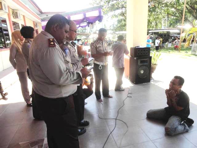 Bertampang Preman pun Tak Malu Meratap
