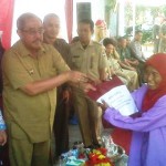 HENDRIK KAPATYADI/BANDUNG EKSPRES SIMBOLIS: Bupati Bandung Barat Abubakar menyerahkan Kartu Indonesia Sehat (KIS) saat peluncuran KIS kemarin.