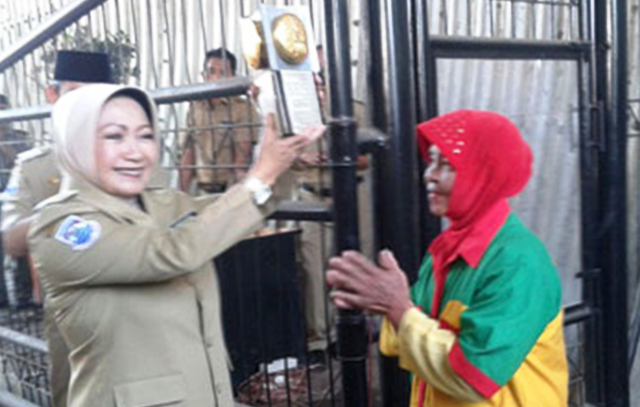 Atty serahkan Piala Adipura -