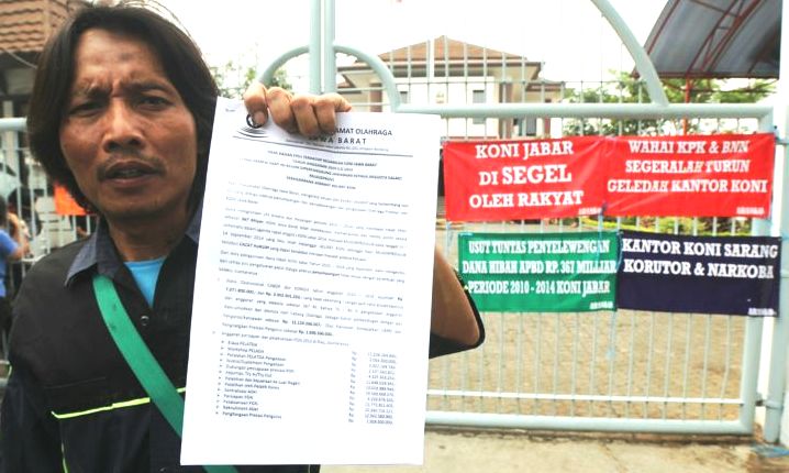 Puluhan Masa Segel Kantor Koni Jabar