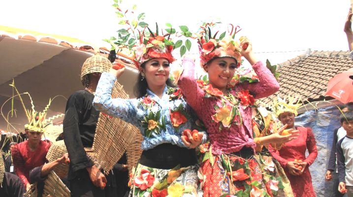 Buang Sial di Perang Tomat Perang Tomat