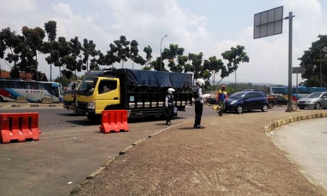 Banyak Truk Masih Membandel Banyak Truk Masih Membandel