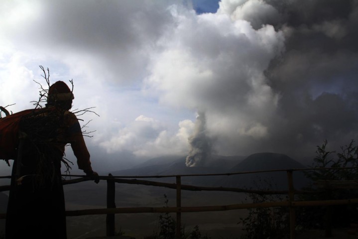 Bromo Masih Berbahaya BROMO