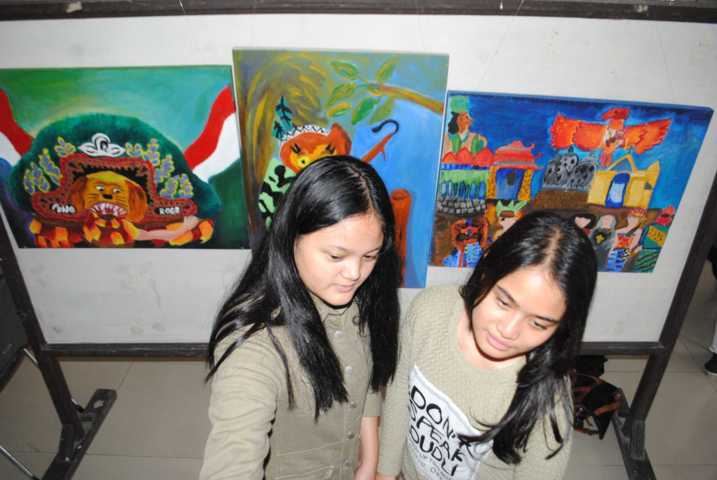 Netty Beli Lukisan Siswa SMPN 7 Pameran Lukisan Siswa SMPN 7
