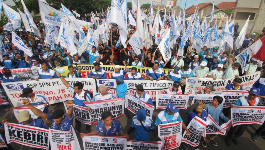 Puluhan Karyawan Protes PHK Besar-besaran Demo GSBI
