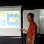 YAYAN AGUSTIAN/BANDUNG ESKPRES PRESENTASI: Peneliti dari Universitas Gajah Mada (UGM) Dhani Irwanto saat menjelaskan penemuannya berupa teori Atlantis yang berada di Laut Jawa.