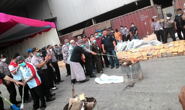 Musnahkan Ganja 1,6 Ton