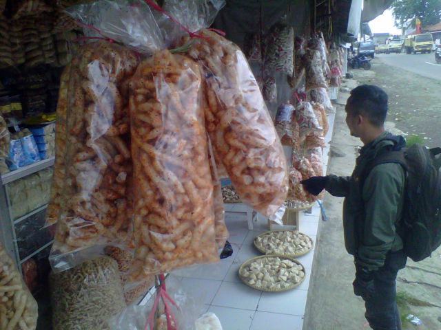 Kerupuk Gurilem Jadi Incaran Kerupuk Gurilem