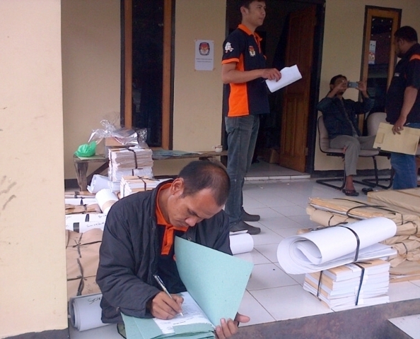 Kirim Bilik dan Kotak Suara ke PPS LOGISTIK