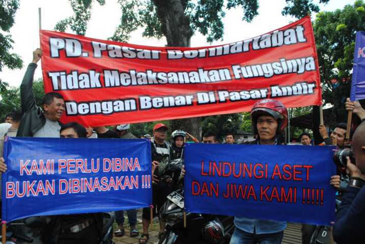 Demo pedagang pasar andir