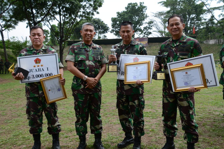 Para pemenang Lomba Tembak Pistol