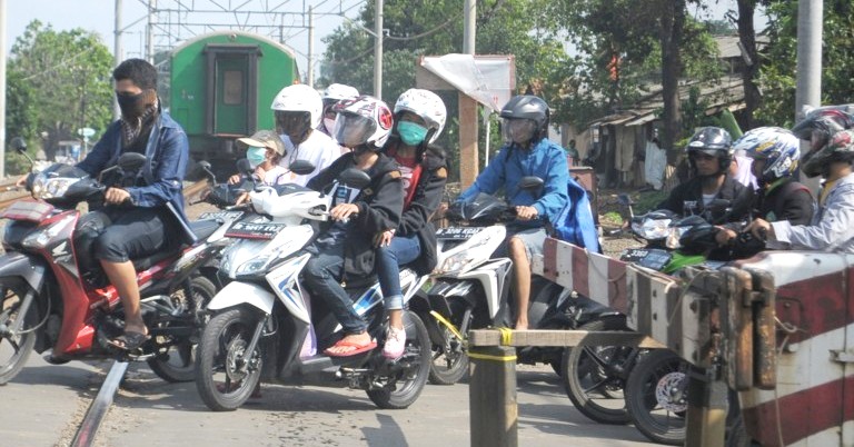 Terobos Perlintasan KA