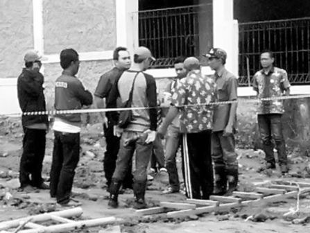 Warga Kampung Batu Gajah Blokir Jalan blokir jalan