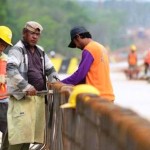 Warga Protes Rumahnya Rusak