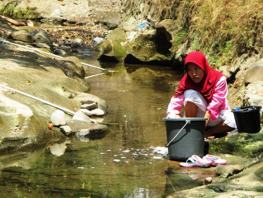 Jangan Hanya Jadi Tempat Pembuangan Sampah Saja Warga-mencuci-pakaian