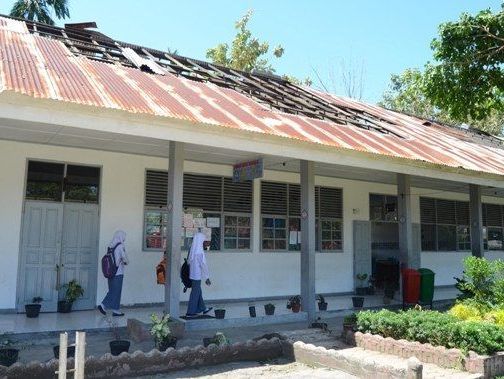 sekolah atap bolong