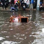 Banjir Hanyutkan Gerobak Pedagang