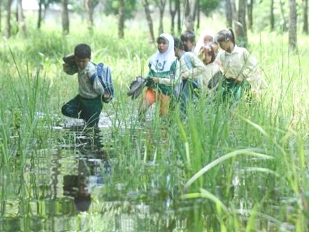 Siswa ke Sekolah Lewat Rawa Siswa__Rawa