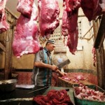 Salah satu lapak pedagang daging di pasar, yang terimbas dengan harga danging sapi yang turun. (ist)
