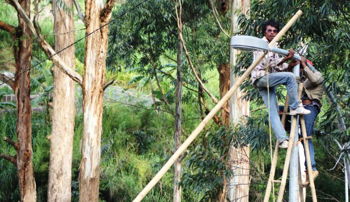 Pemasangan PJU di DaerahRawan di KBB